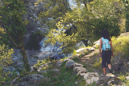 Senderista en la Garganta La Puria.