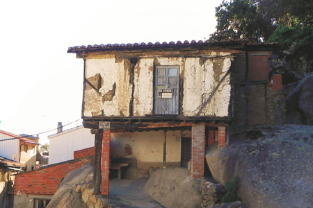 Casa sobre canchales en Rebollar